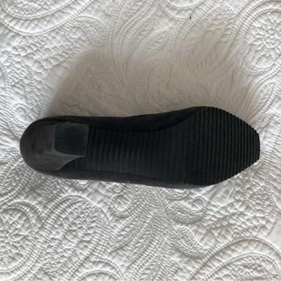 Stuart Weitzman platform suede pumps. Dark grey in colour. - Picture 5 of 6